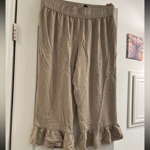 Women’s Scalloped Hem Khaki Pants